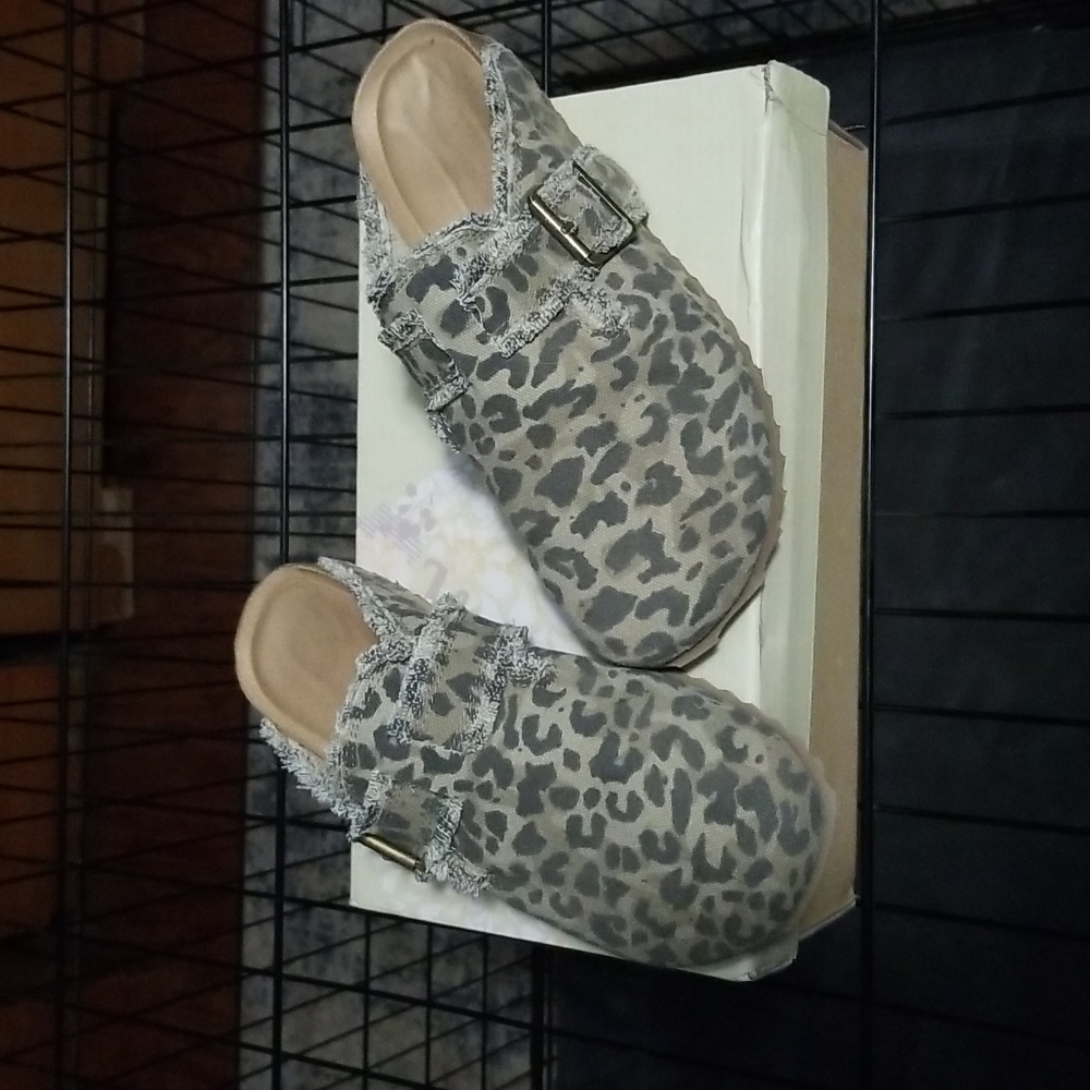 Cute leopard print slip on clogs .. size 7